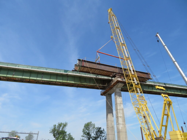 Lowering the haunch girder onto the pier cap