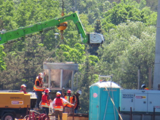 Removing the concrete from the hopper to the concrete pump