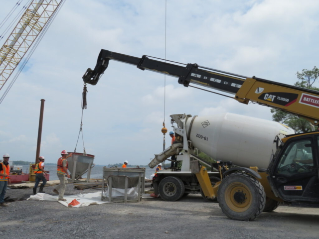 Telehandler, moving the hopper into place for concrete placement