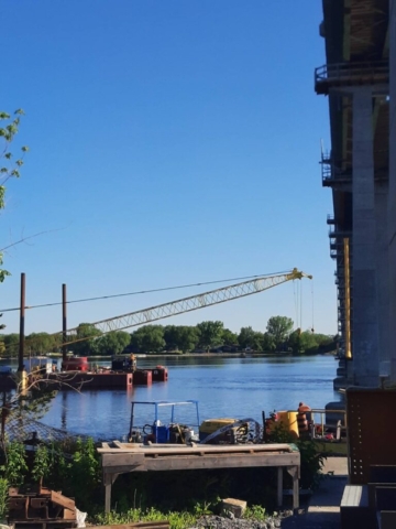 Bringing the 200 ton crane and barge into shore to offload the crane