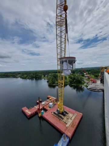 Lifting the hoppers from the boat to the bridge deck using the 200-ton crane