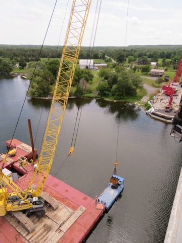 Lowering the bin of concrete slurry to the boat