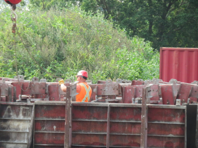 Hooking the formwork up to the 110-ton crane to be lifted to the bridge deck