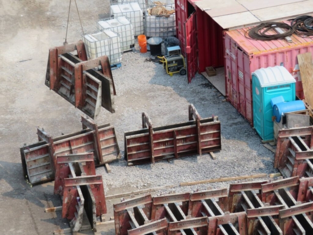 Expanded view of the 110-ton crane lifting the barrier wall formwork