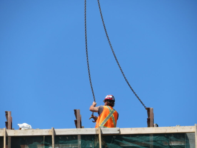 Hooking-up the 110-ton crane to the barrier wall formwork for removal