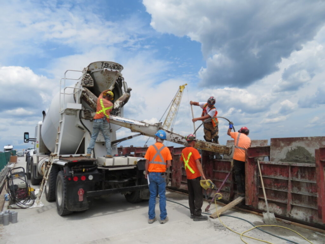 Concrete truck, vibrating the concrete