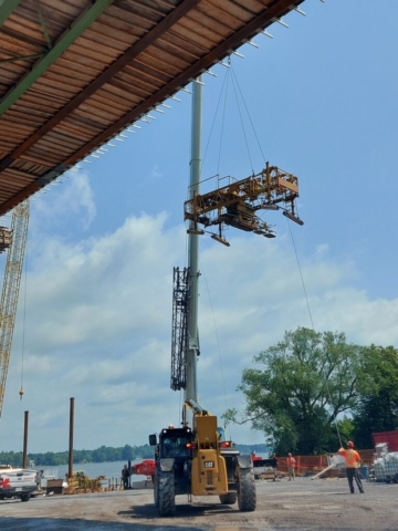 Lifting the concrete finisher to the deck, using the 160-ton crane