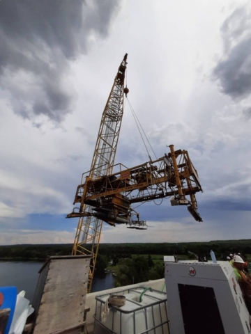 Top view, 200 ton crane lifting the concrete finisher to the deck