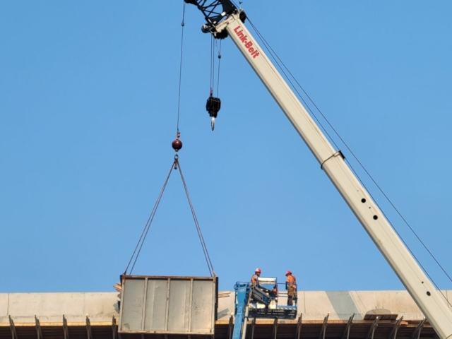 Removing the work platform using the Genie lift