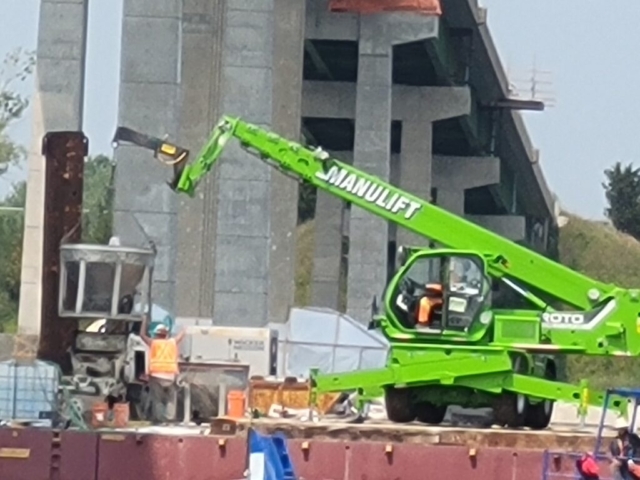 Lowering the hopper to the concrete pump