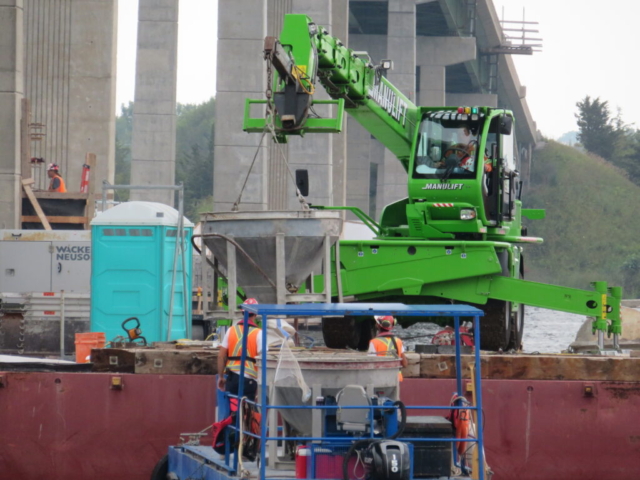 Manlift removing the concrete hopper from the boat