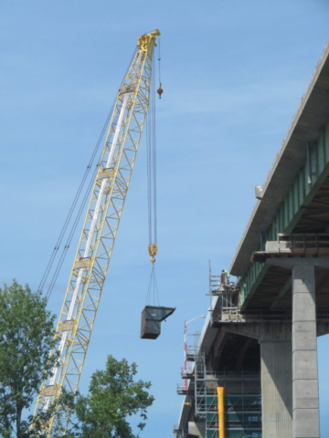 Removing the full containment bin with the 200-ton crane