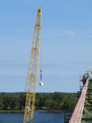 Removing concrete debris with the 200-ton crane