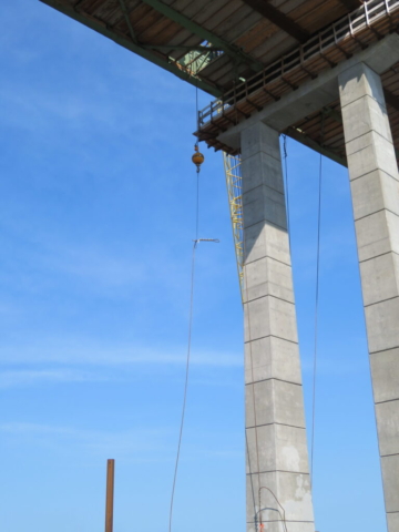 Using the 200-ton crane to lift the anchor cable for installation