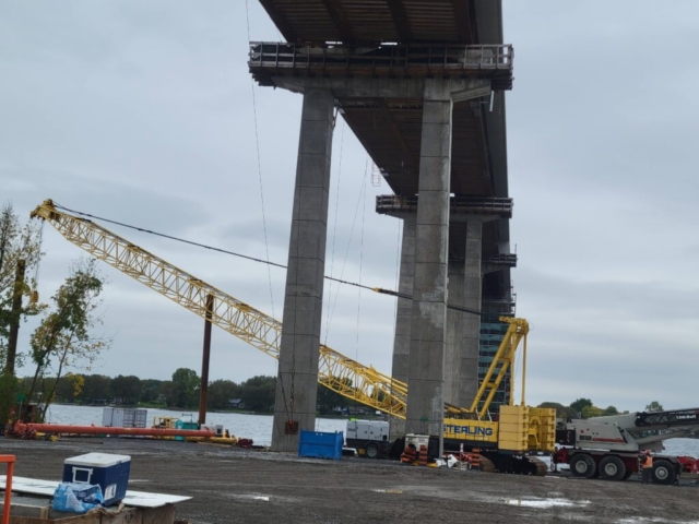 Starting to remove the 200-ton crane from the barge