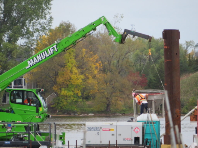 Lowering the hopper to the concrete pump with the Manlift