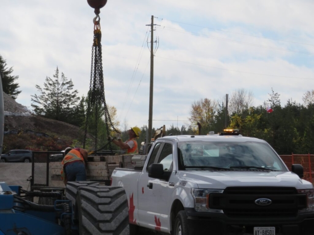 Hooking the 160-ton crane to the formwork to be removed from the trailer