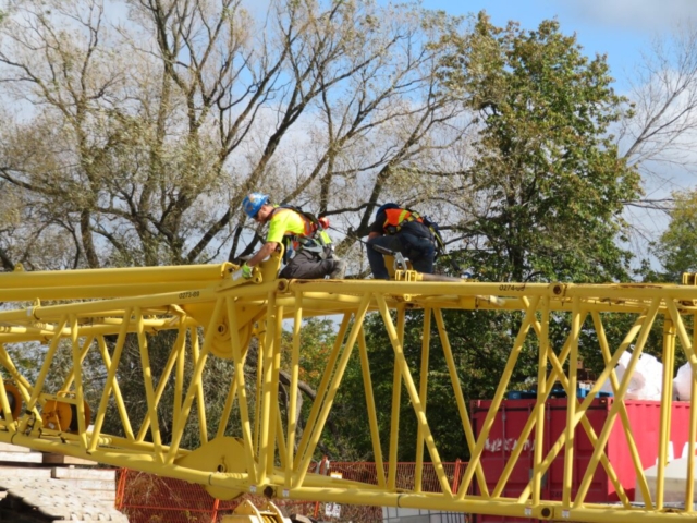 Starting to dismantle the 200-ton crane boom