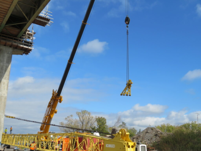 Using the 150-ton crane to dismantle the 200-ton crane