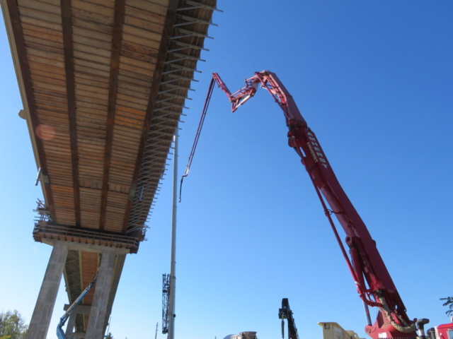 Lifting the concrete pump to the deck