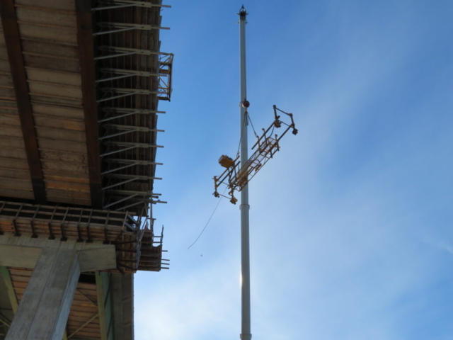 Lowering the work bridge onto the deck with the 160-ton crane