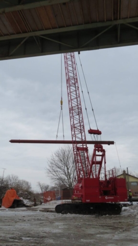 110-ton crane lifting the barge spud