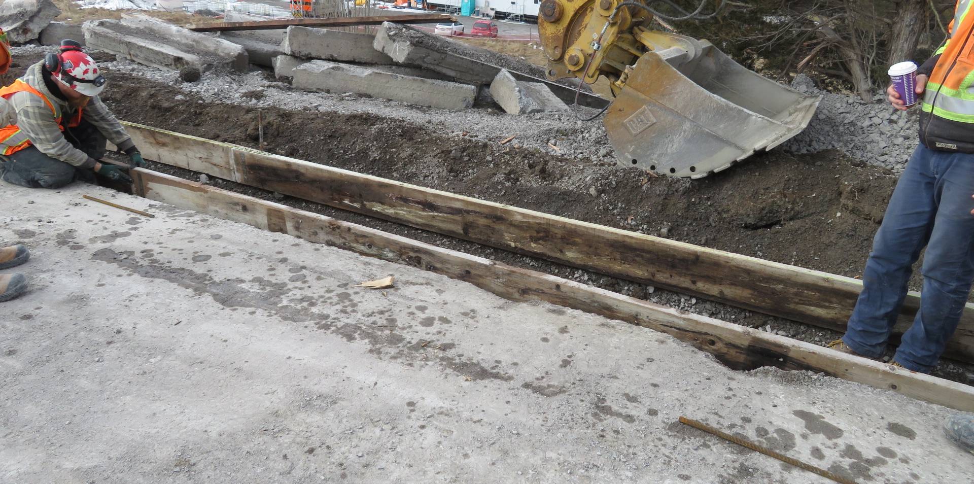 Building formwork for temporary curb and gutter