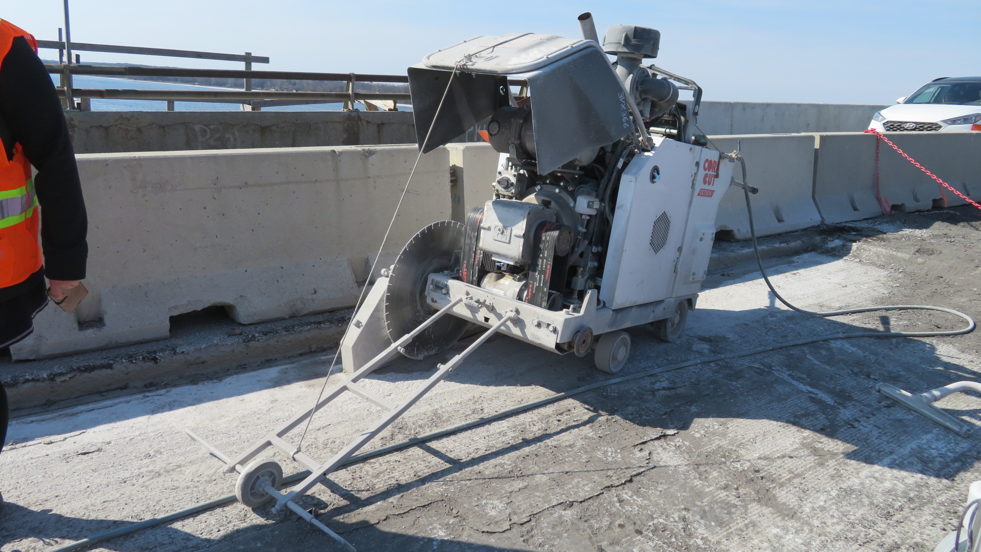 Machine for cutting the concrete deck