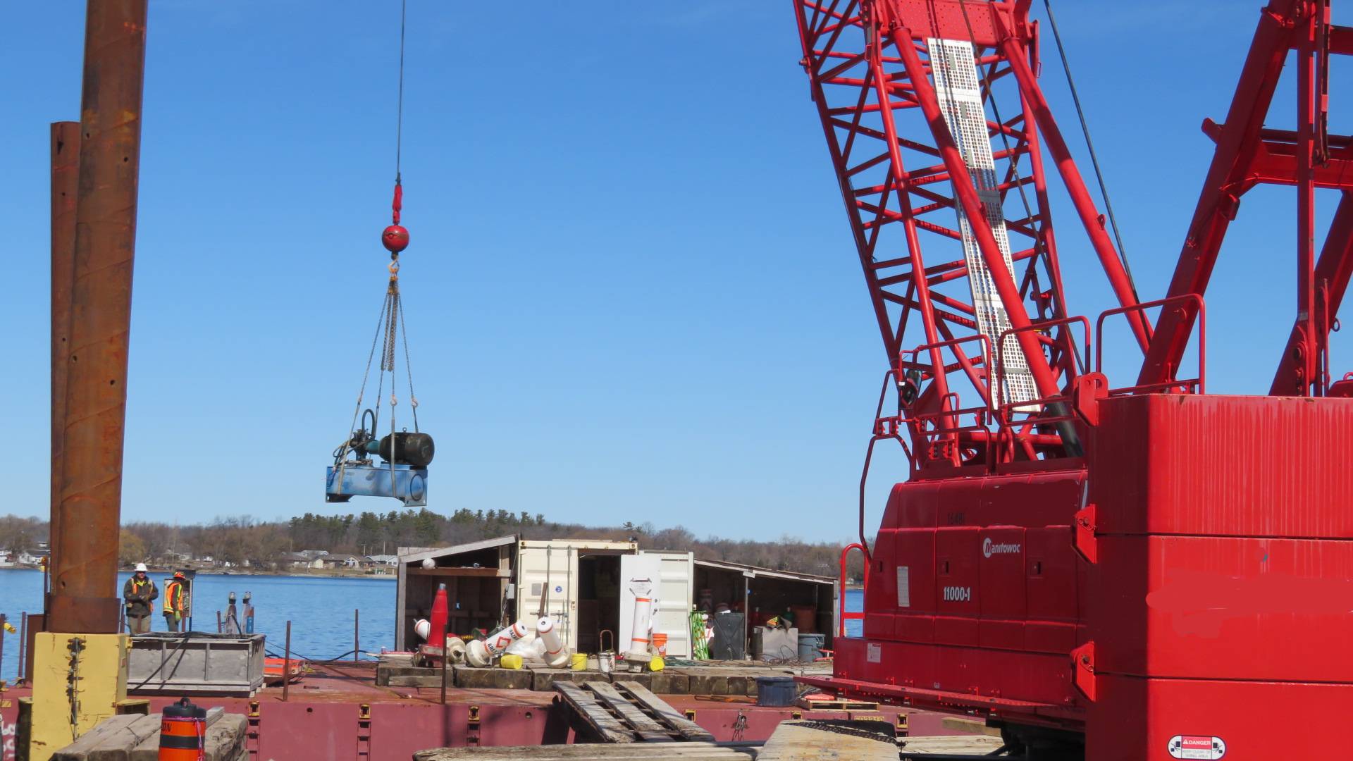 Lowering equipment onto the barge