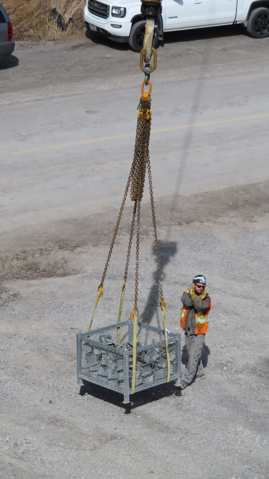 Hooking up the 160-ton crane to be lifted