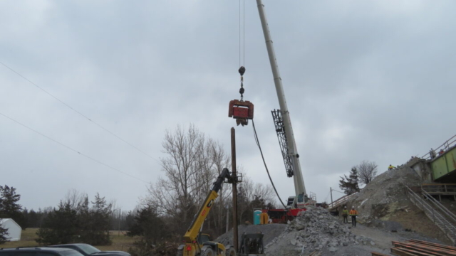 Lowering the vibrating hammer to the H-pile
