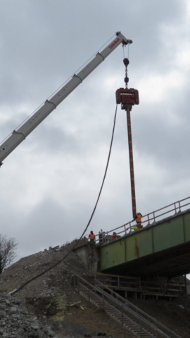 Lifting the H-pile to the bridge deck