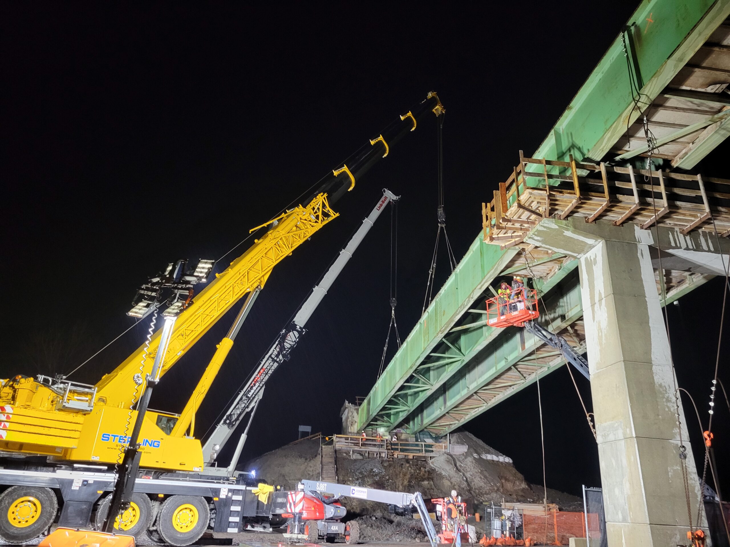 160 and 200-ton cranes preparing for girder removal