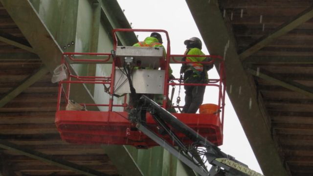 Preparing the girders for removal
