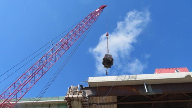 110-ton crane lowering the generator from the bridge deck