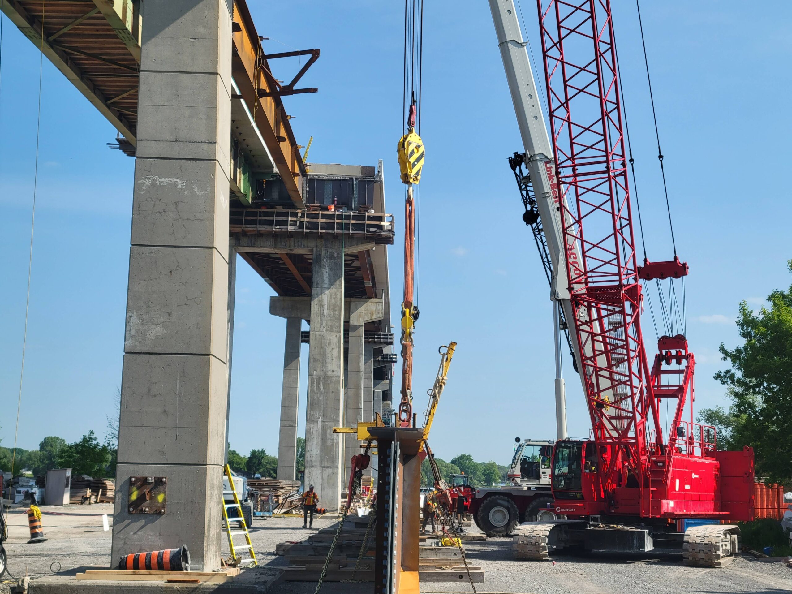 110 & 160-ton cranes preparing to lift the second girder / piers 14-15