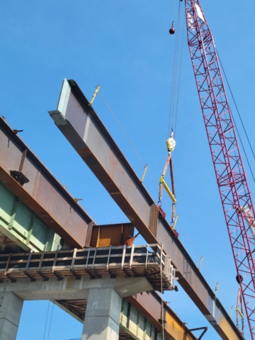 Close-up, moving the girder into place