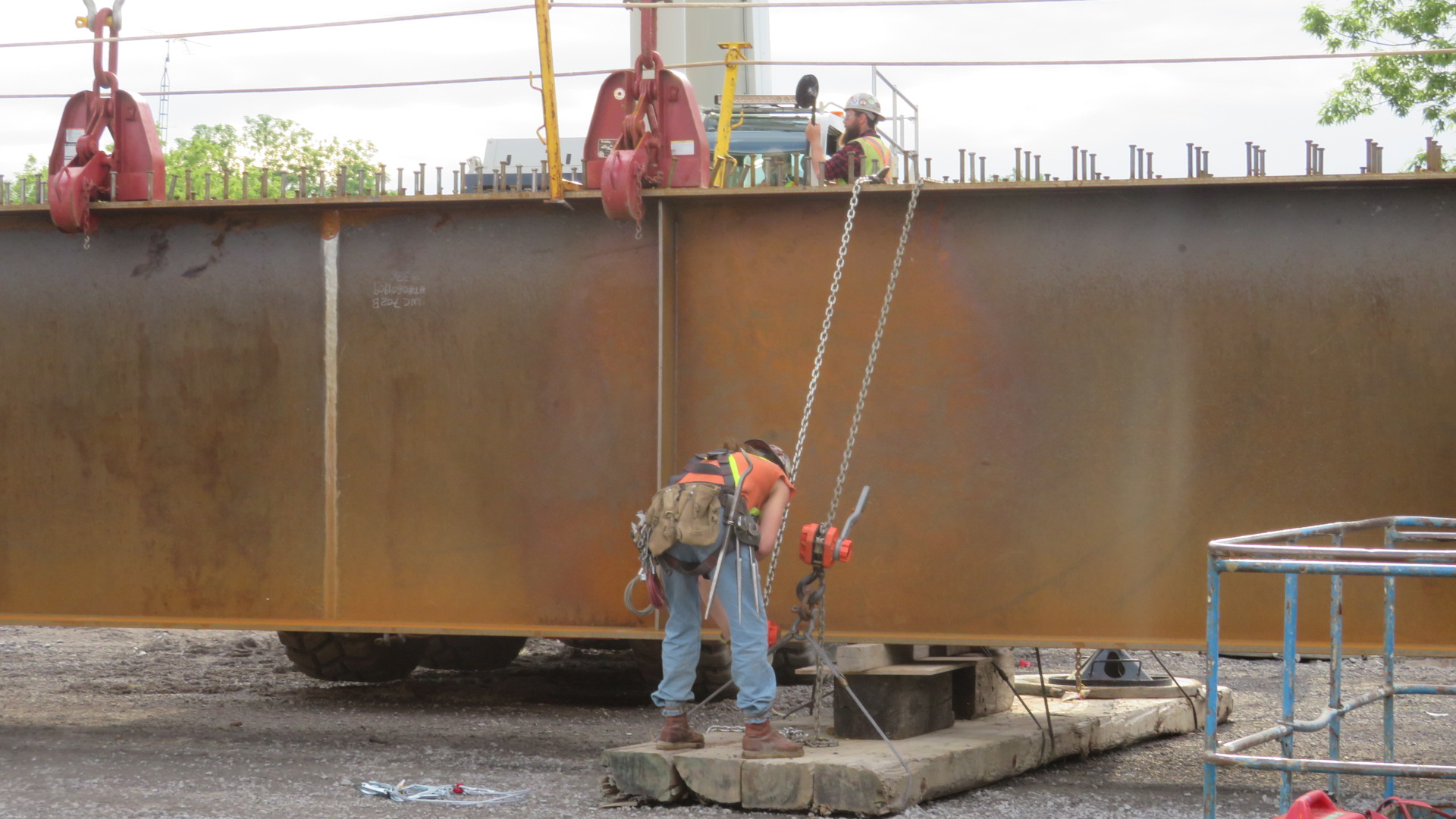Removing the chains / restraints from the girder