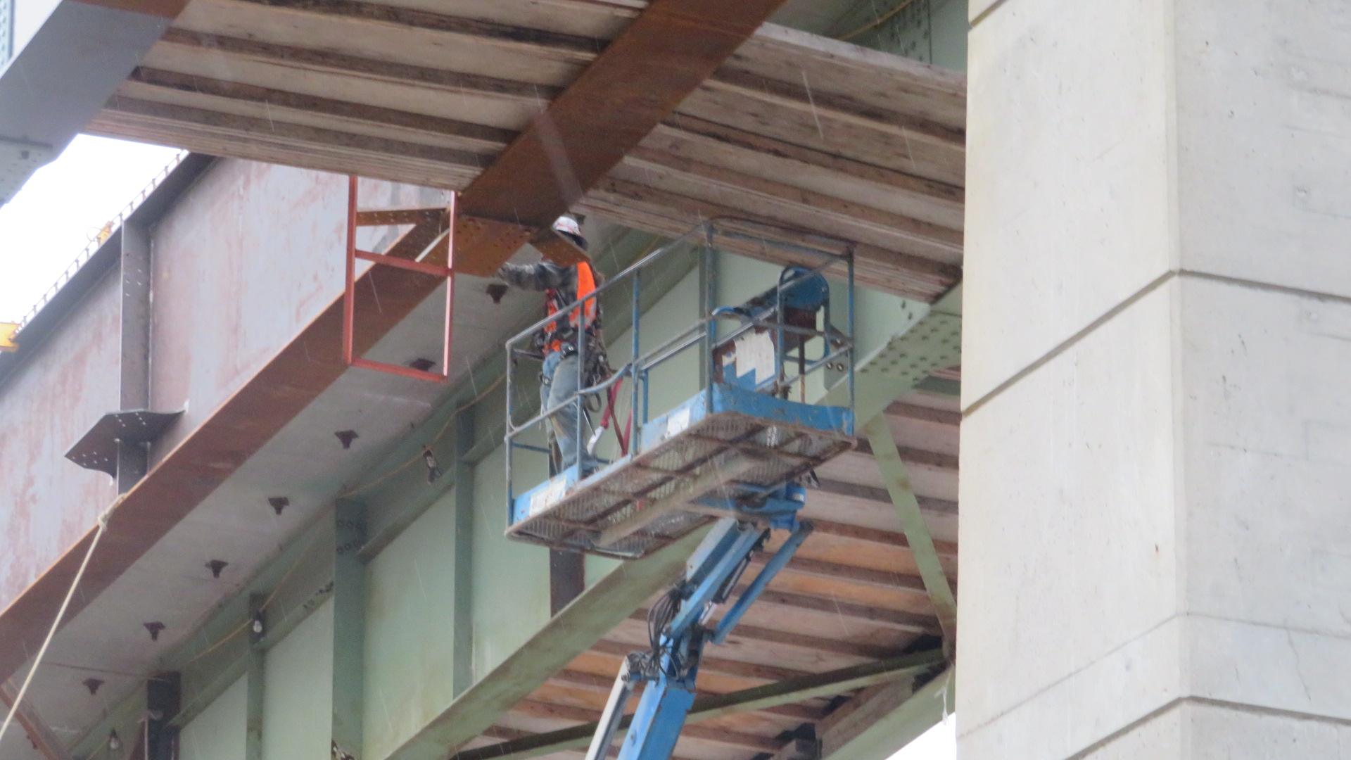 Positioning the girder for installation