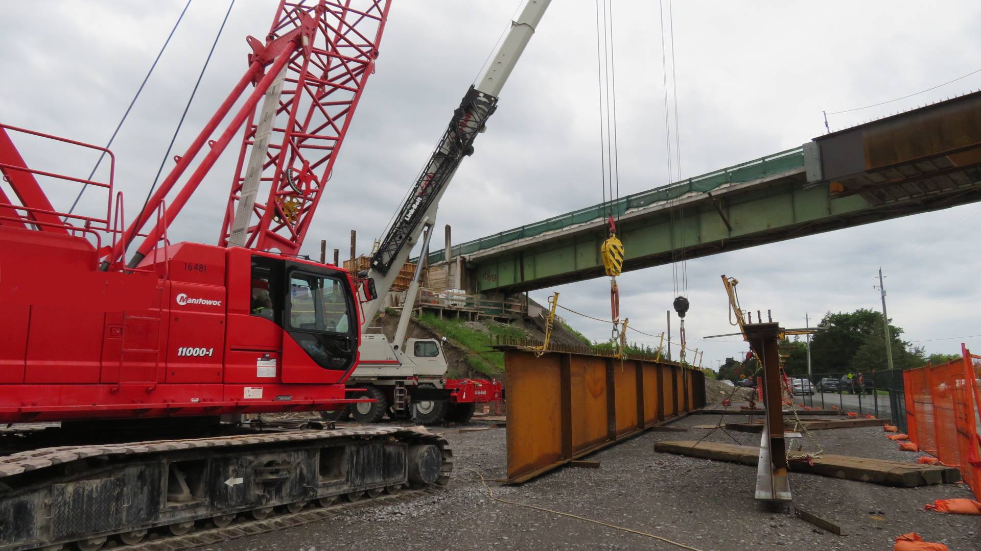 Both 110 and 160 ton cranes connected to the girder to be installed, pier 16 - south abutment