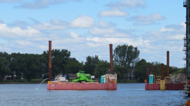 Starting to move the barge / manlift