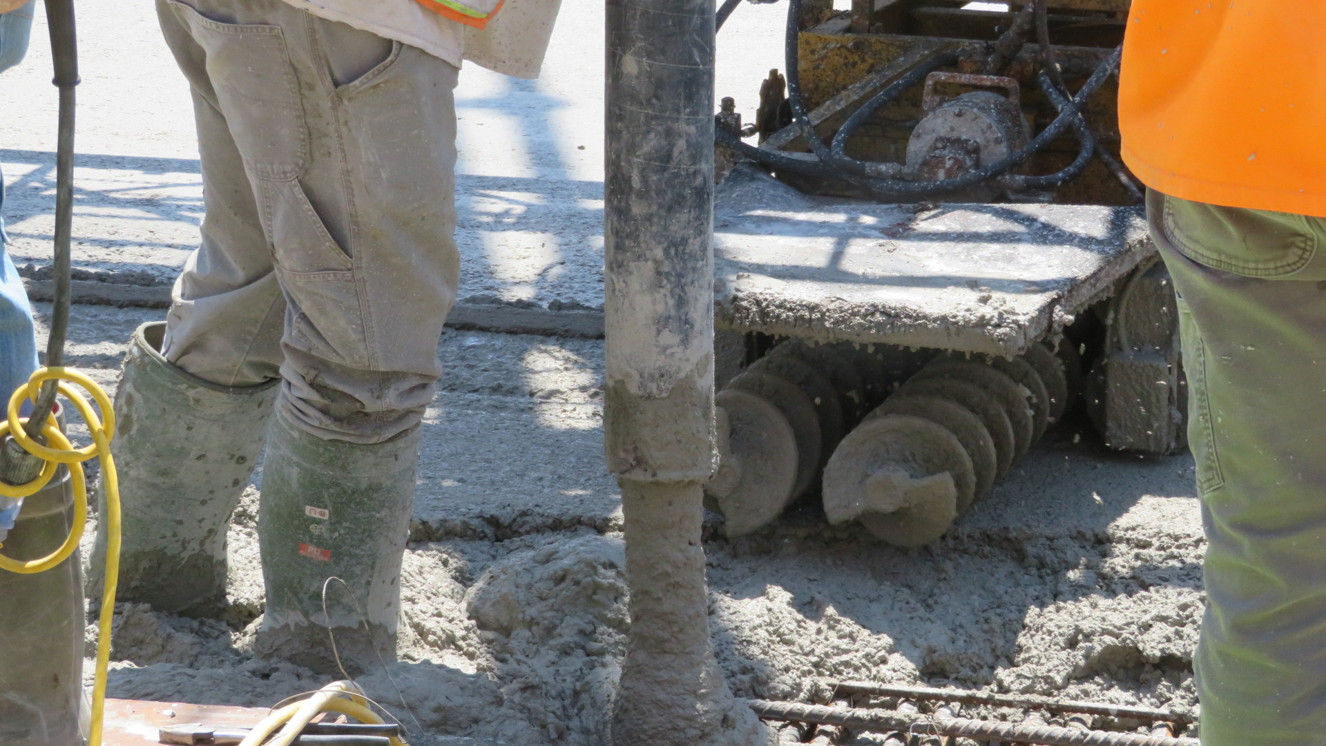 Close-up of the concrete hose, and finisher