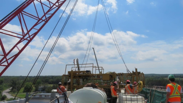 110-ton preparing to lift the concrete finisher from the deck