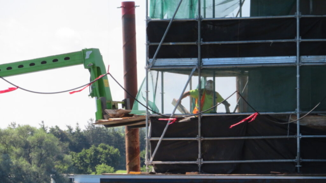 Removing material from the Manulift on pier 2