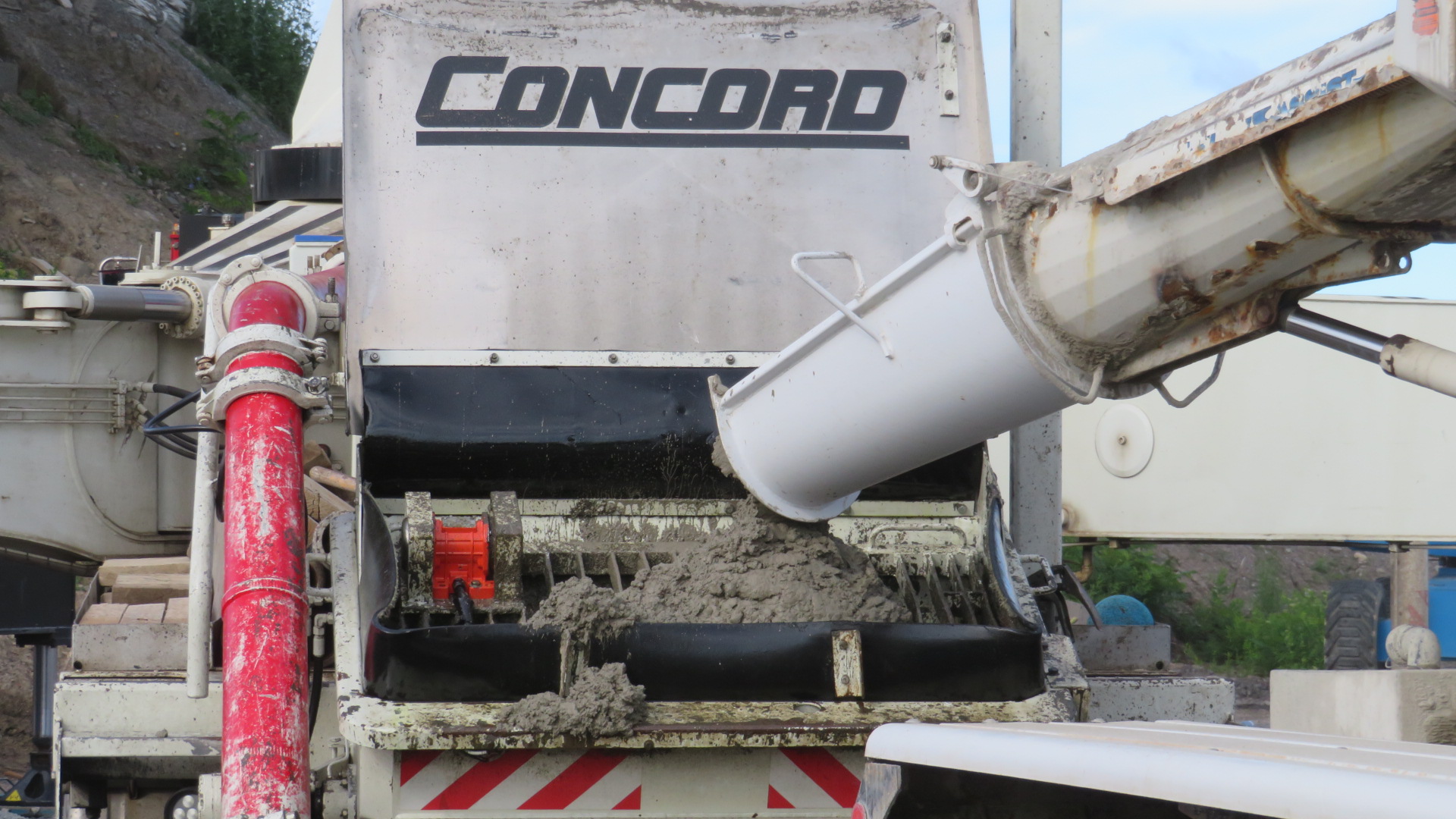 Filling the pump truck with concrete