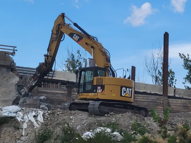 Hoe-ramming at the south abutment