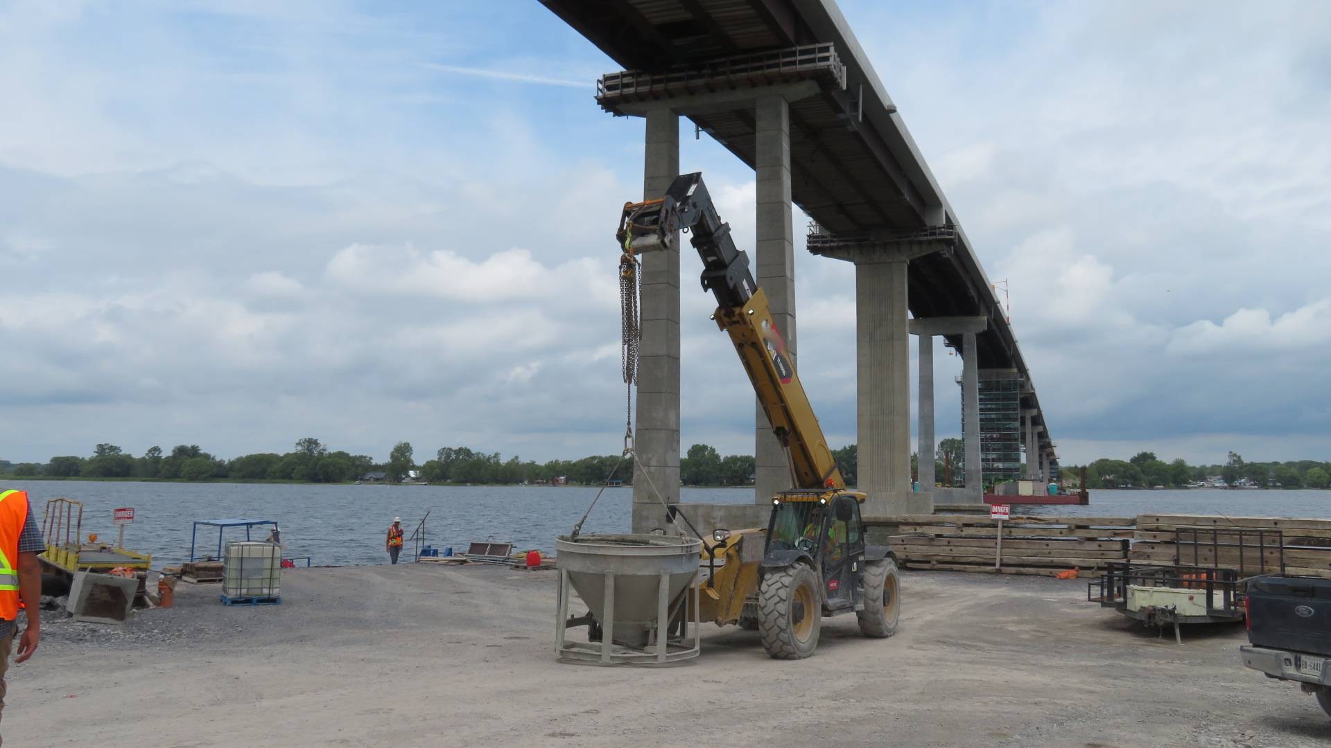 Telehandler, moving the concrete hopper to the boat