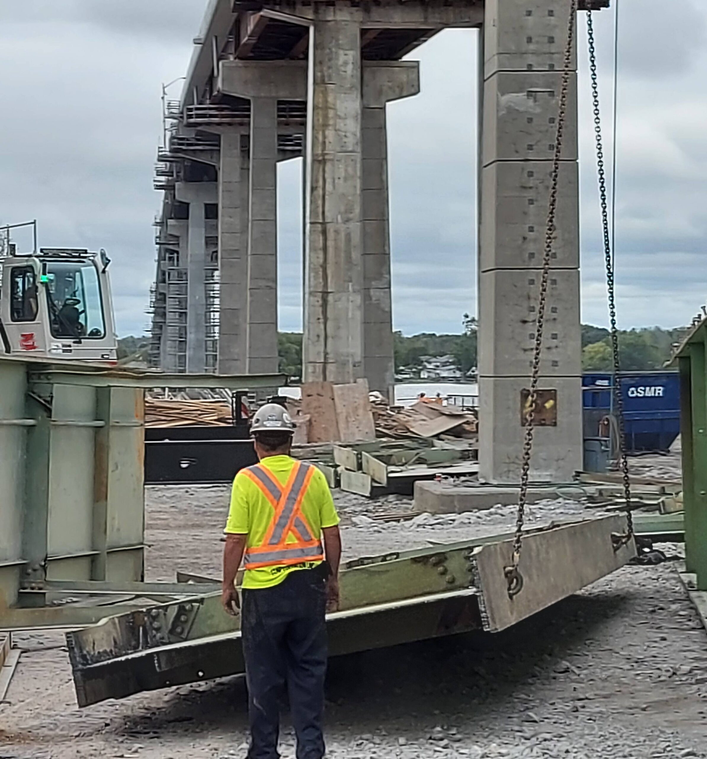 Lowering the dismantled girder section