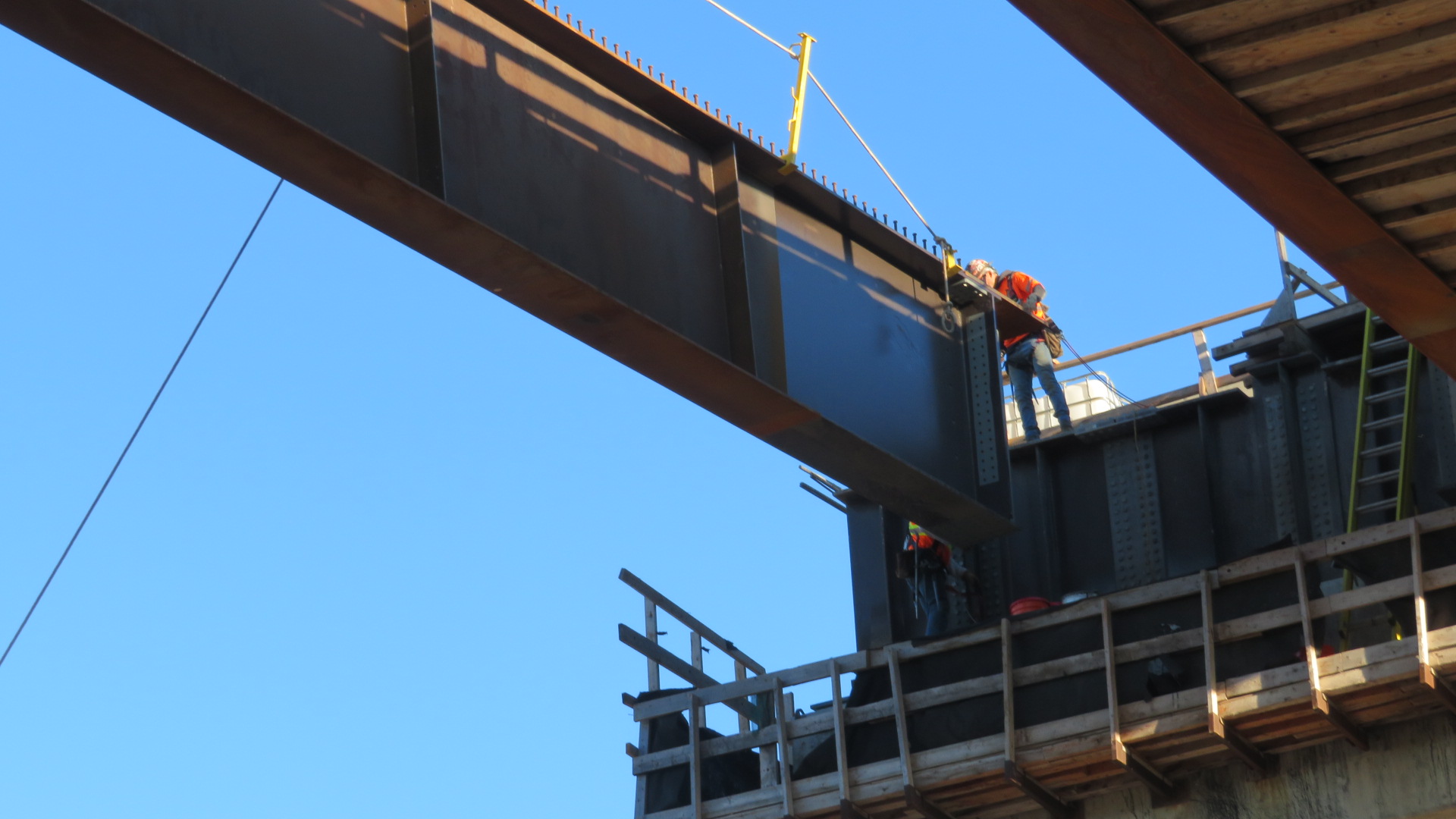 Lowering the girder into place (pier 14)