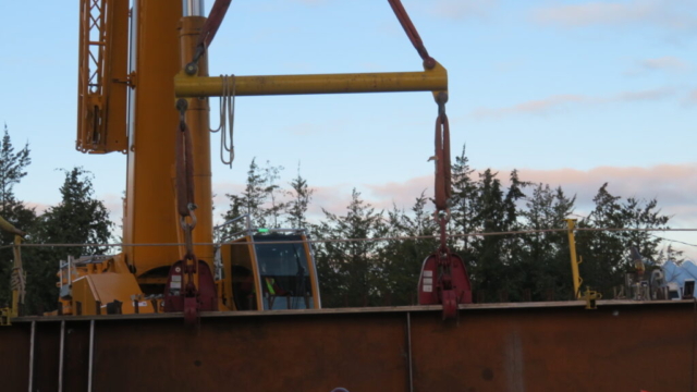 200-ton crane, preparing for the girder lift